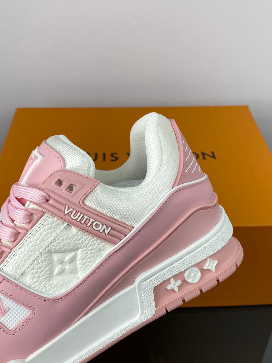LOUIS VUITTON - LV Trainer Low White&Pink Woman Shoes