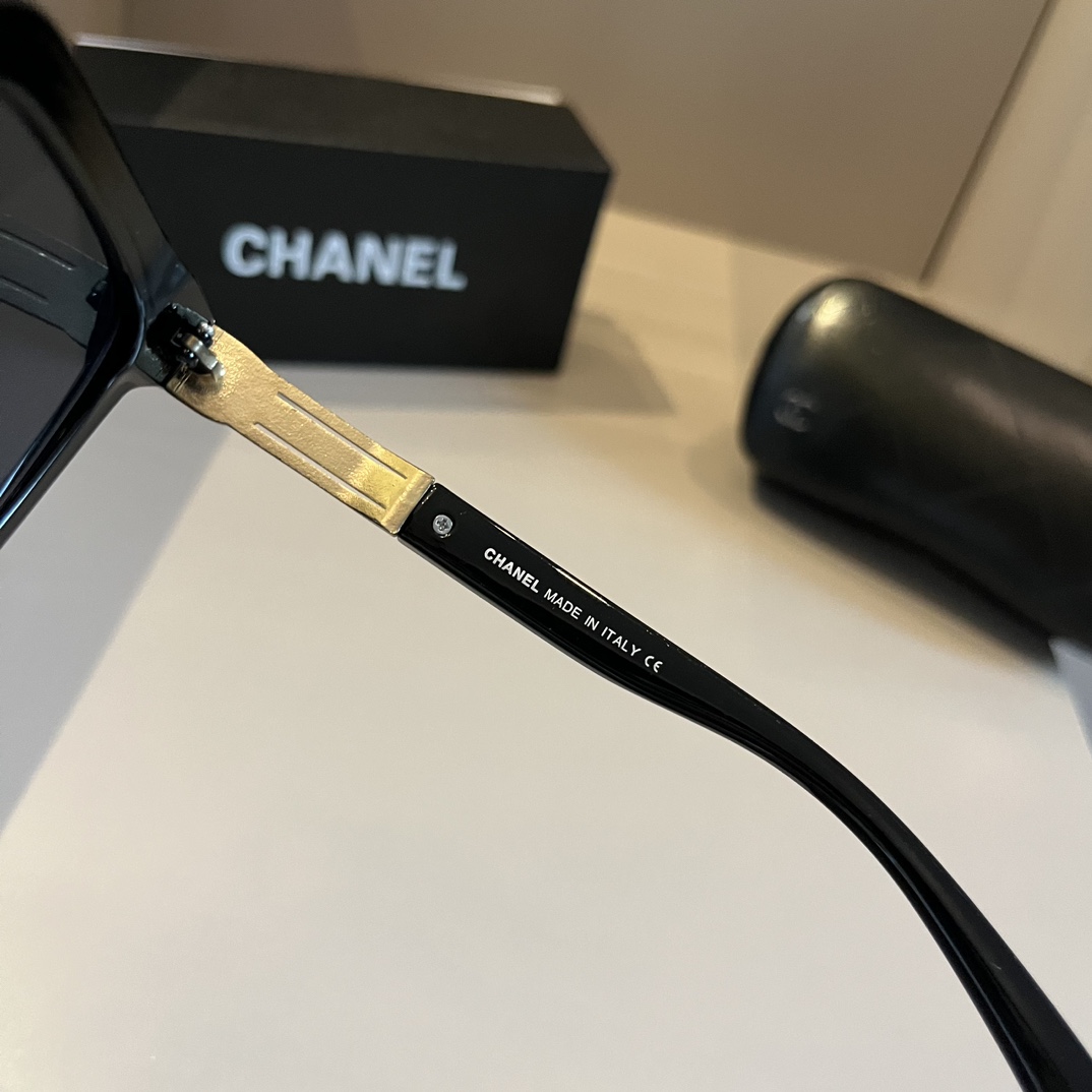 Chanel-generous framed Sunglasses