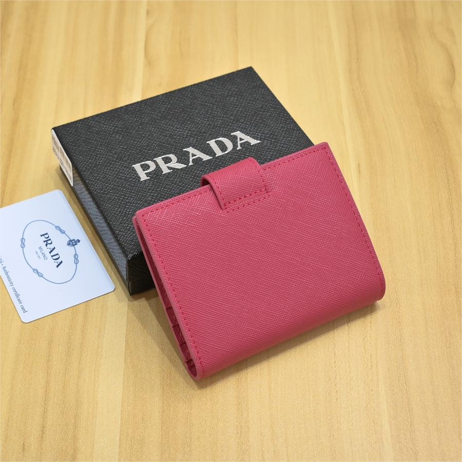 Prada-Cross shaped short clip