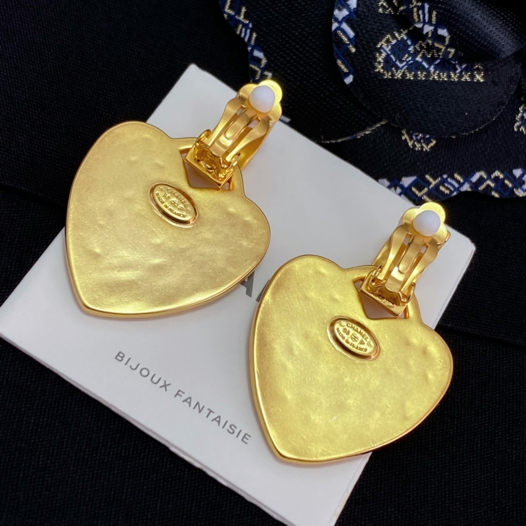 Chanel-Retro style heart-shaped ear clip
