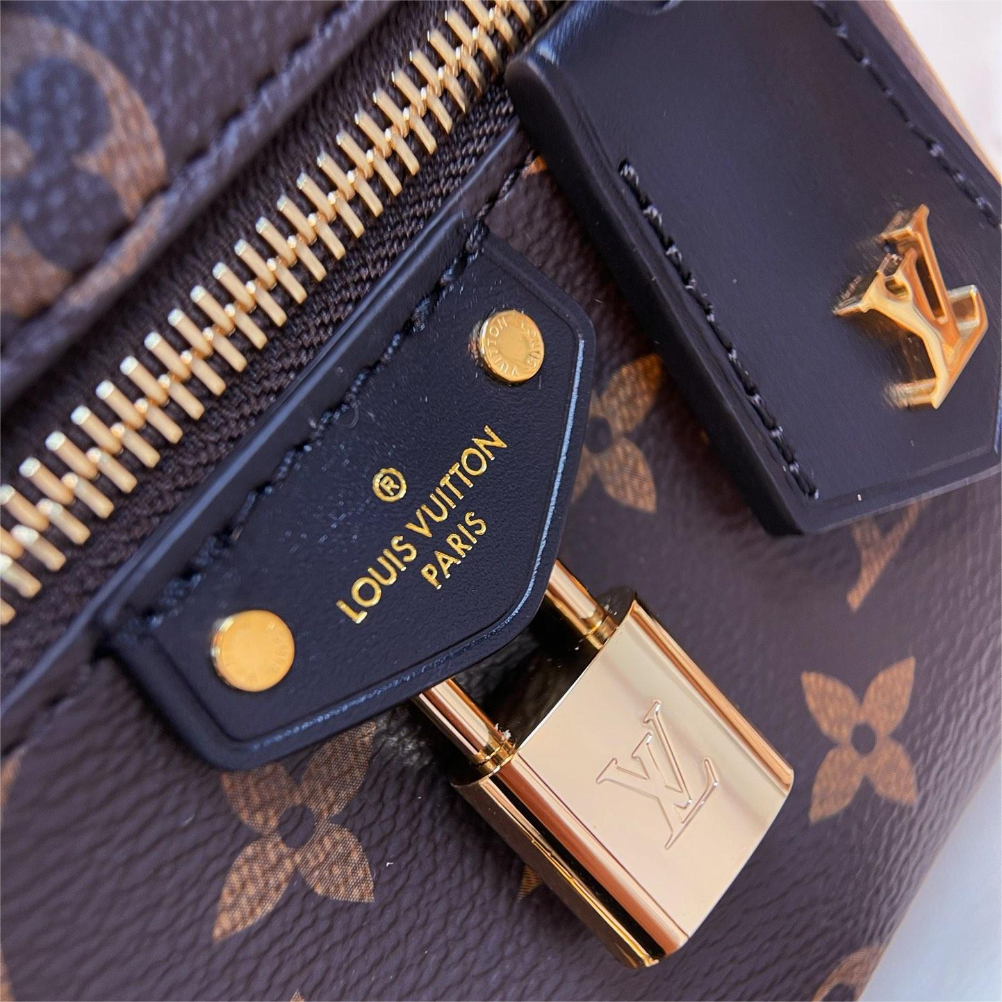 LV-vanity chain pouch