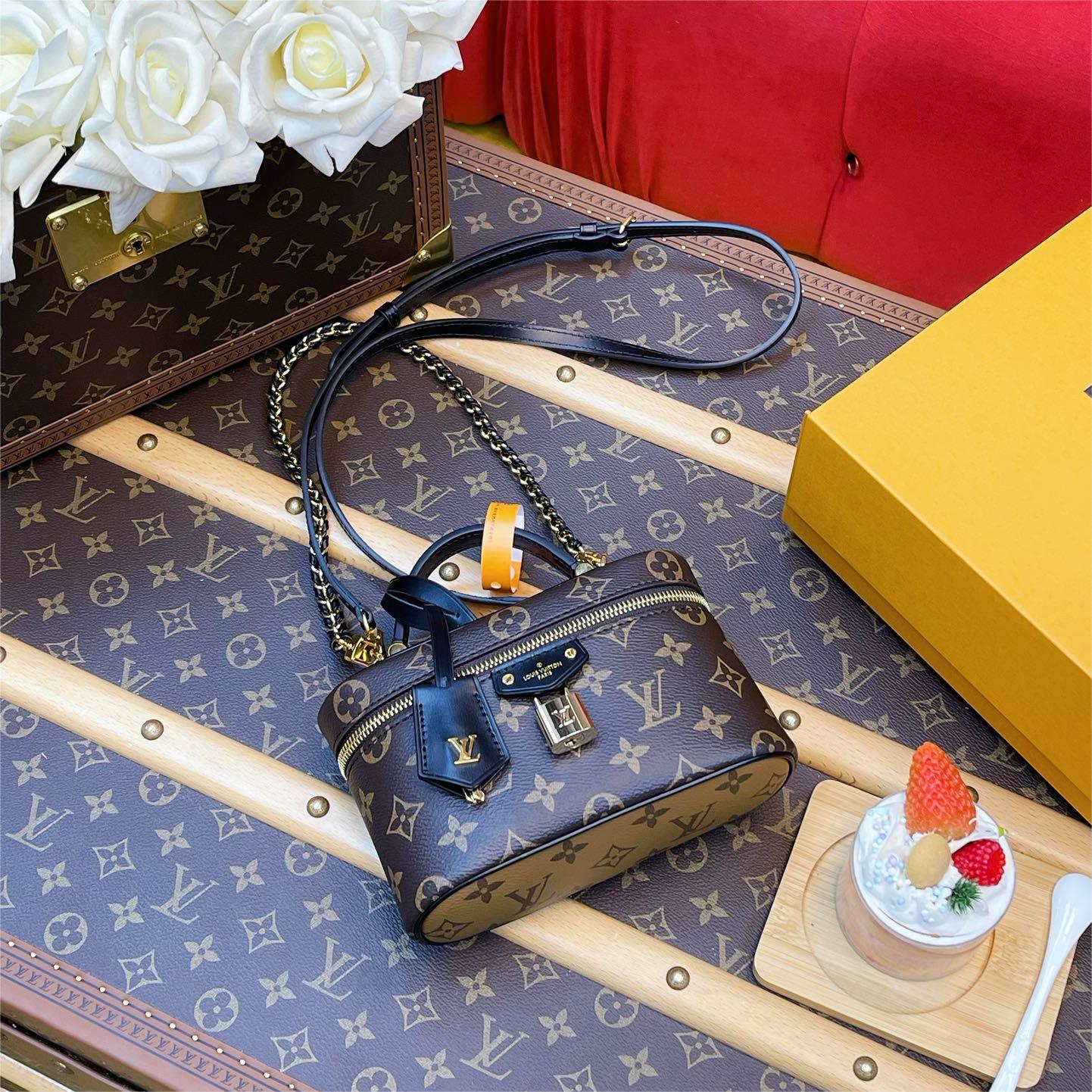 LV-vanity chain pouch