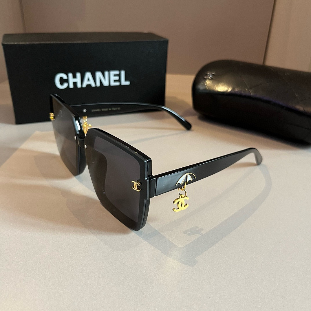 Chanel-Pendant logo Sunglasses