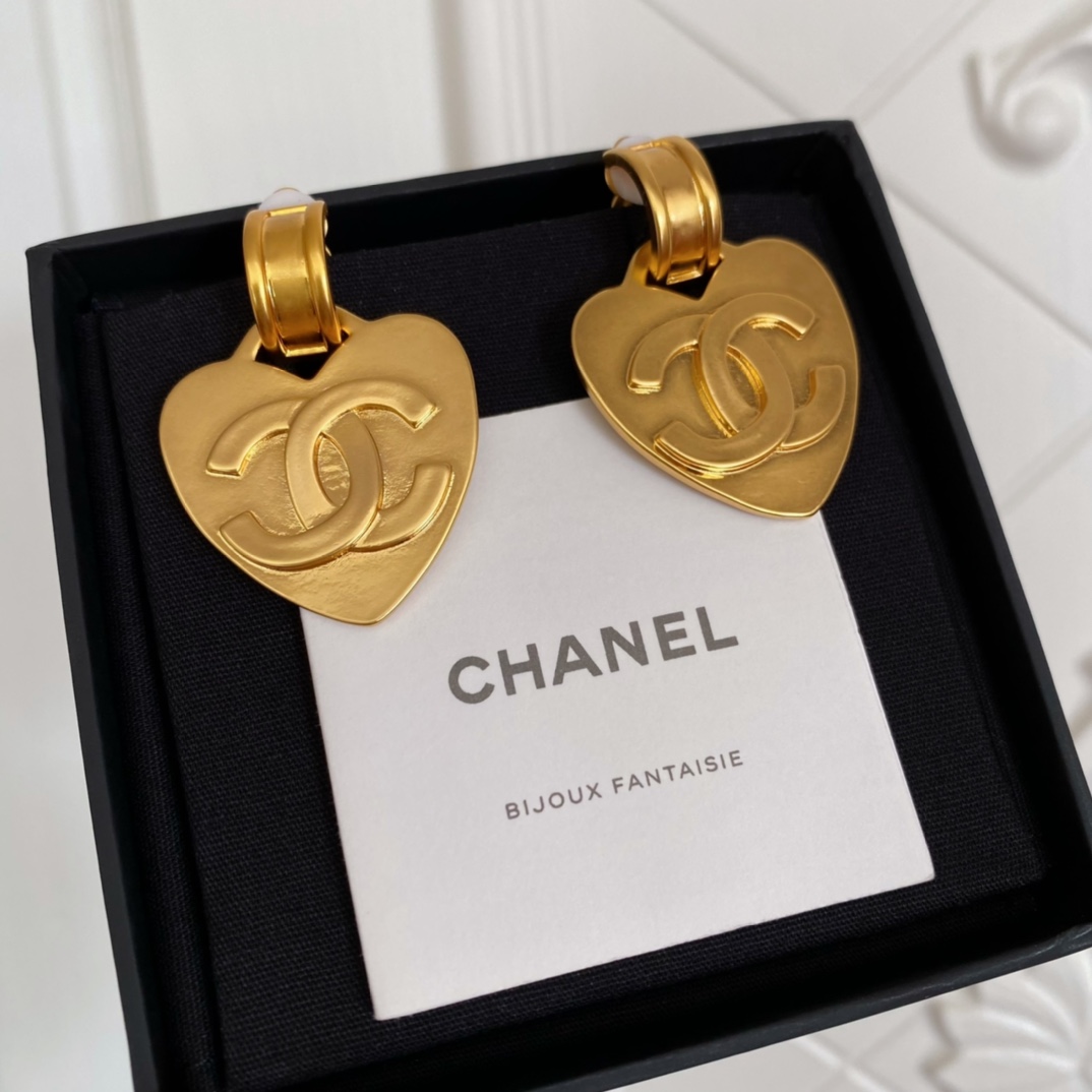Chanel-Retro style heart-shaped ear clip