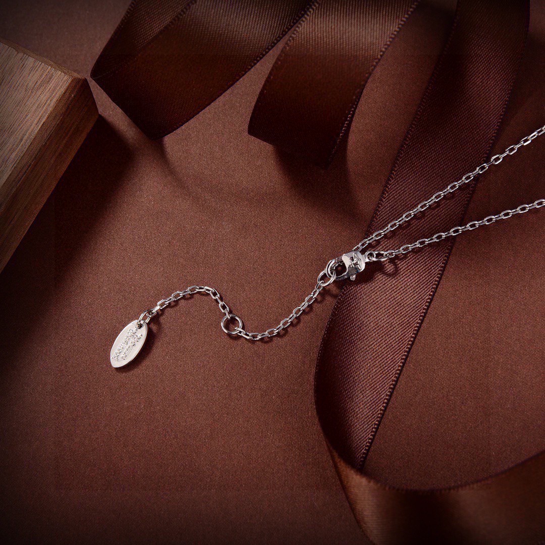 Vivienne Westwood- pearl necklace