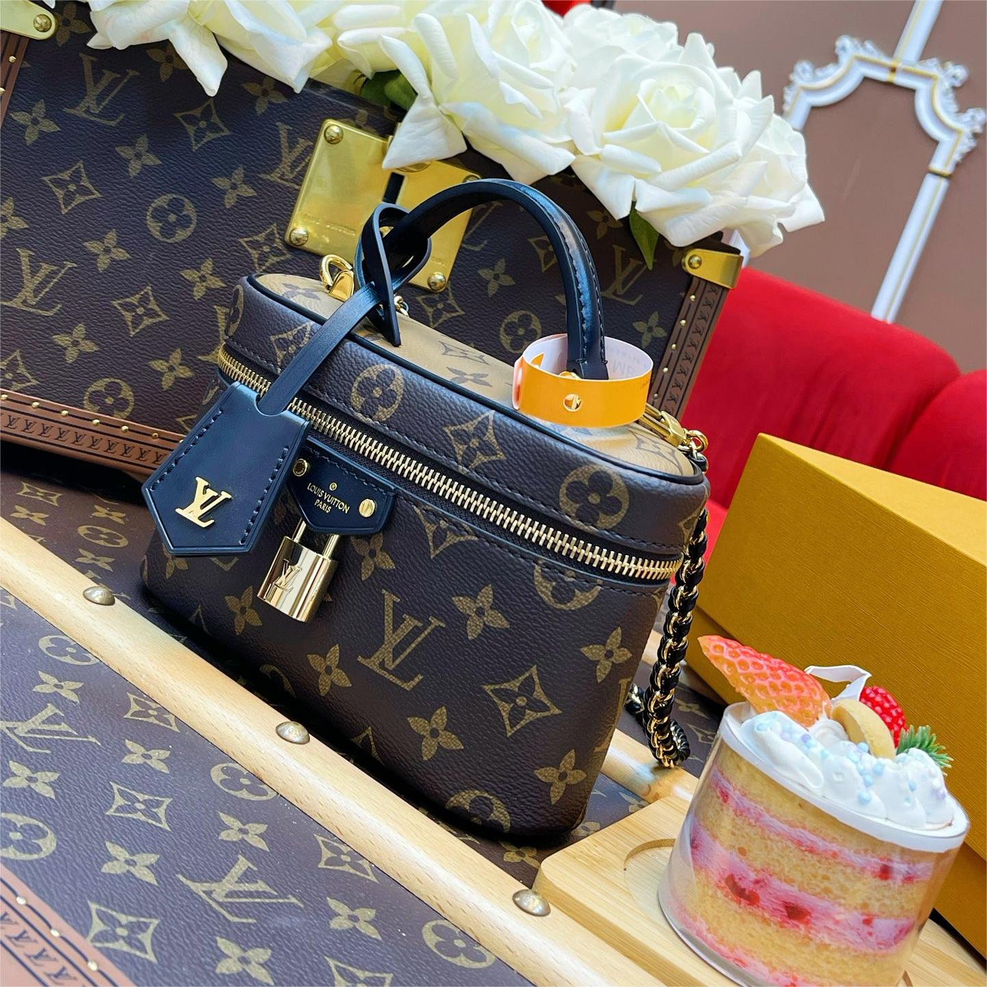 LV-vanity chain pouch