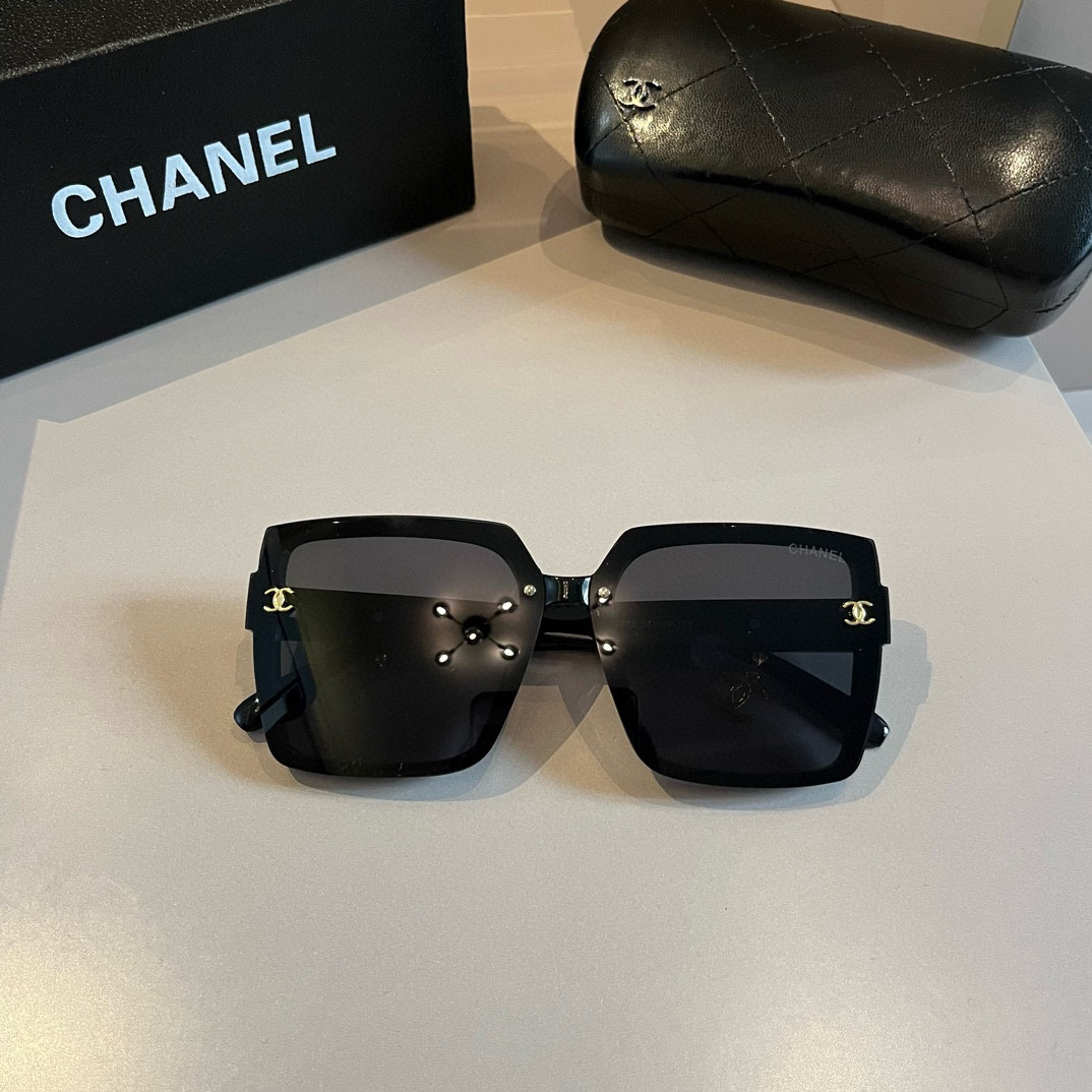 Chanel-Pendant logo Sunglasses