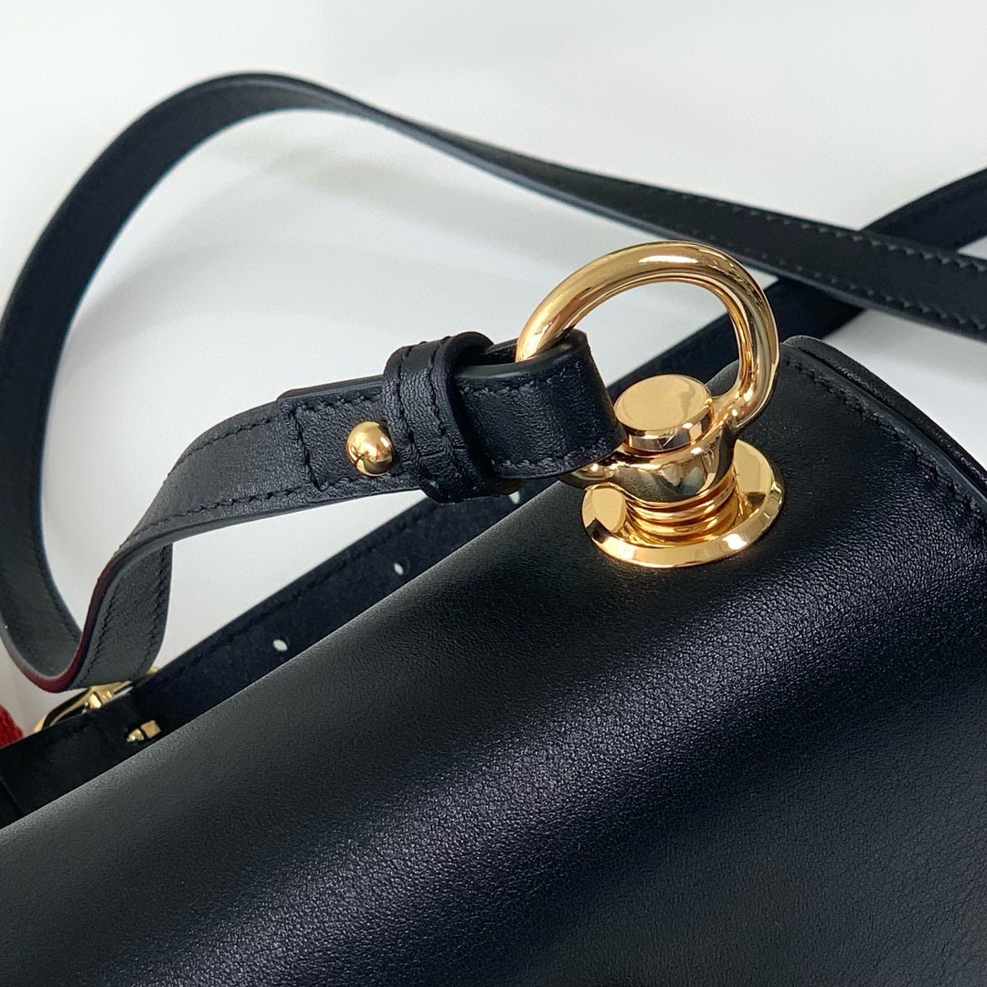 Gucci- Blondie series small handbag.