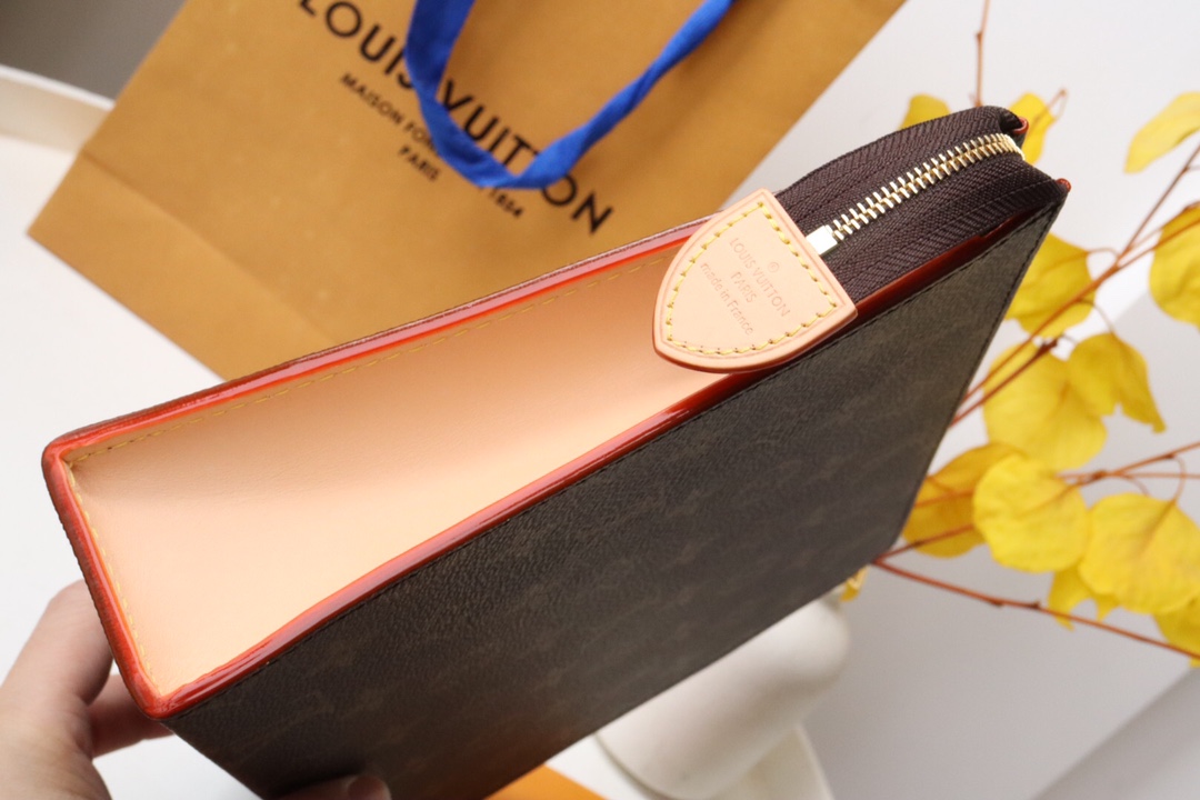 LOUIS VUITTON - LV Toiletry Pouch 26 Leather Clutch