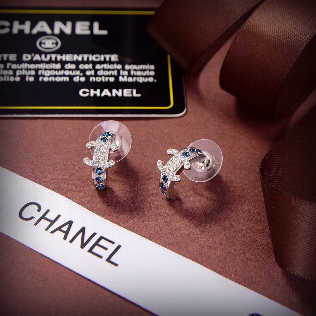 Chanel-Elegant and elegant carved earrings