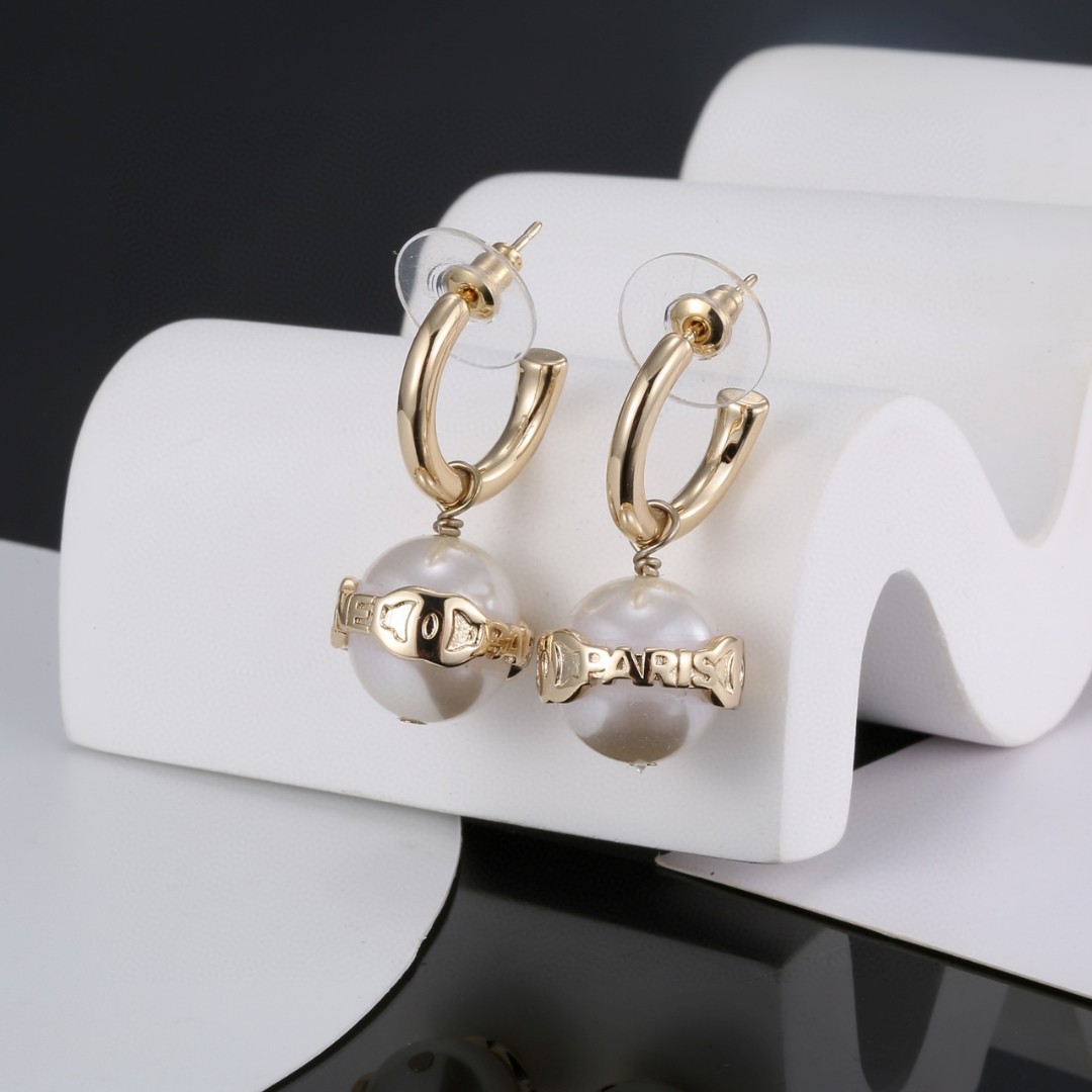Chanel-Golden letter double C pearl earrings