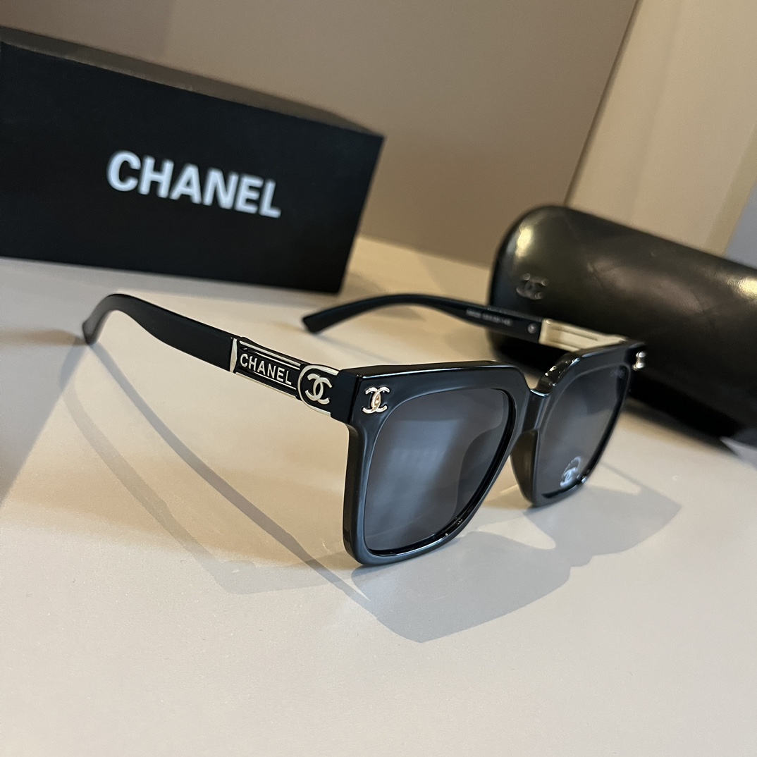 Chanel-generous framed Sunglasses