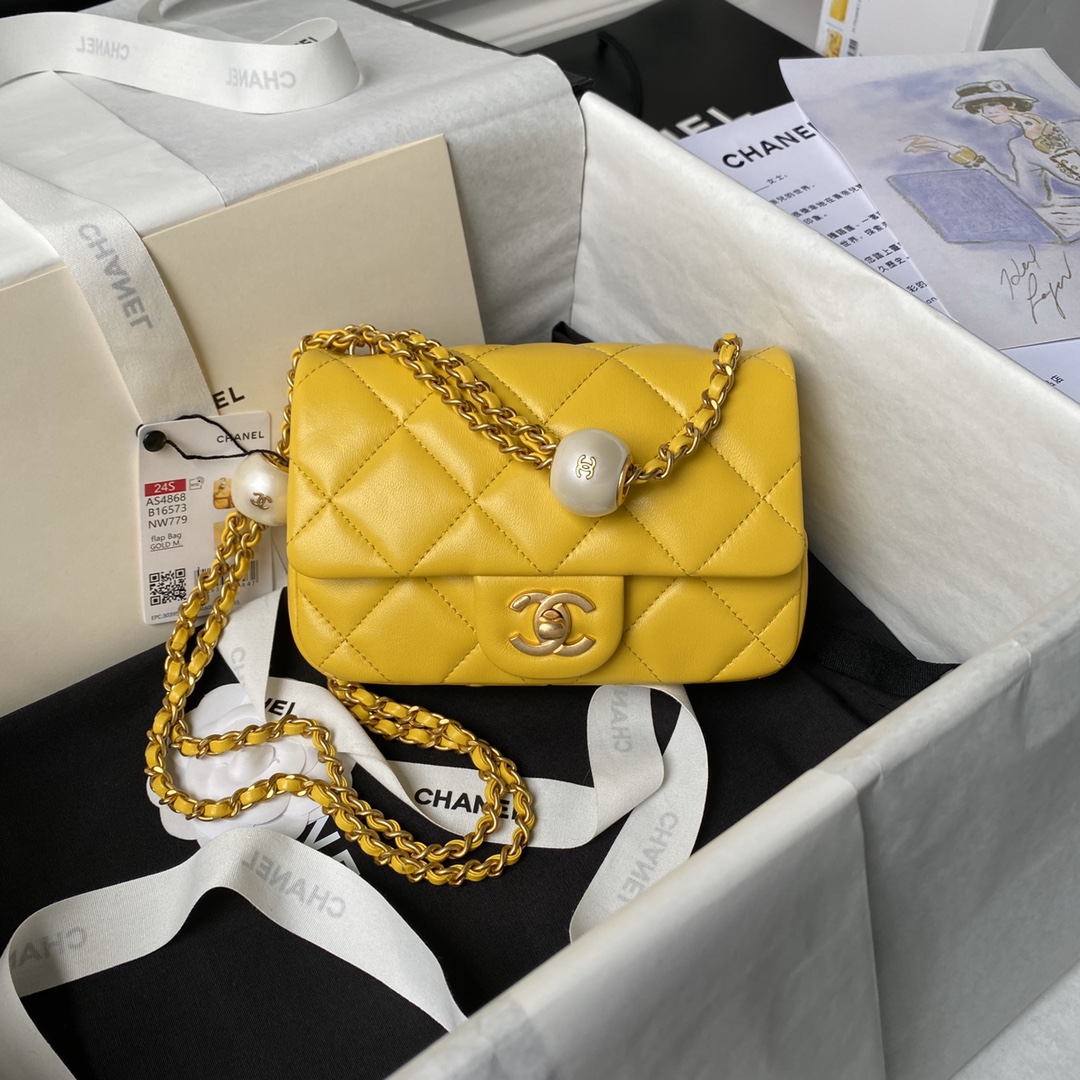 Chanel-Small cap bag with pearl like lambskin metal yellow