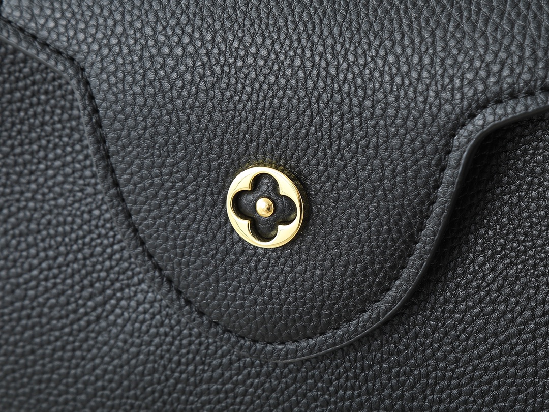 Louis Vuitton - LV Capucines Mini Bag Black