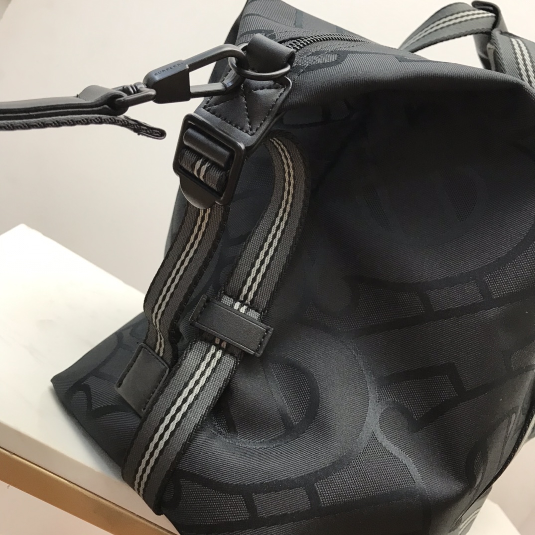 Burberry-Travel bag made of nylon waterproof material