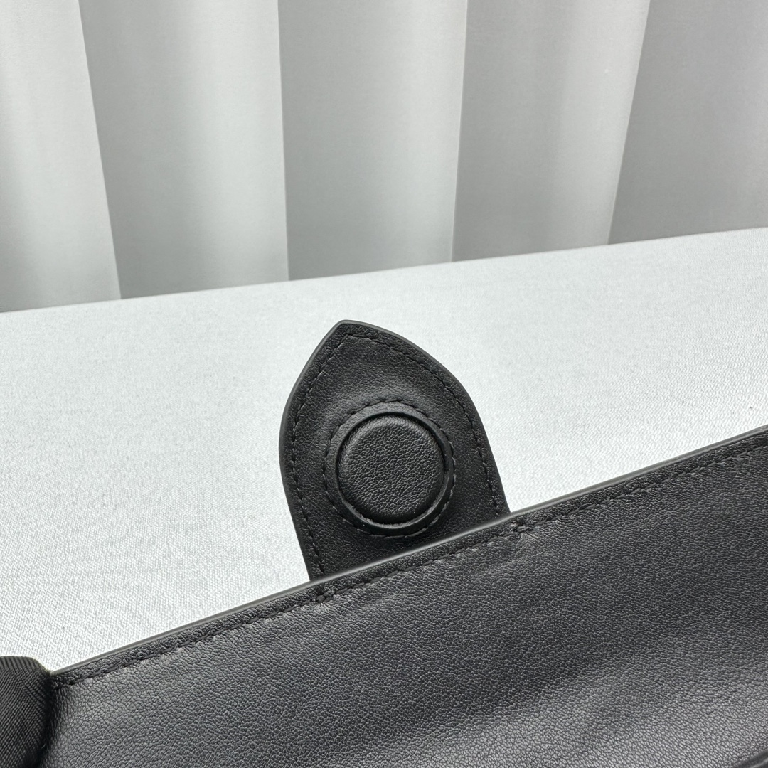 Jacquemus-Bamnino's new black crossbody bag