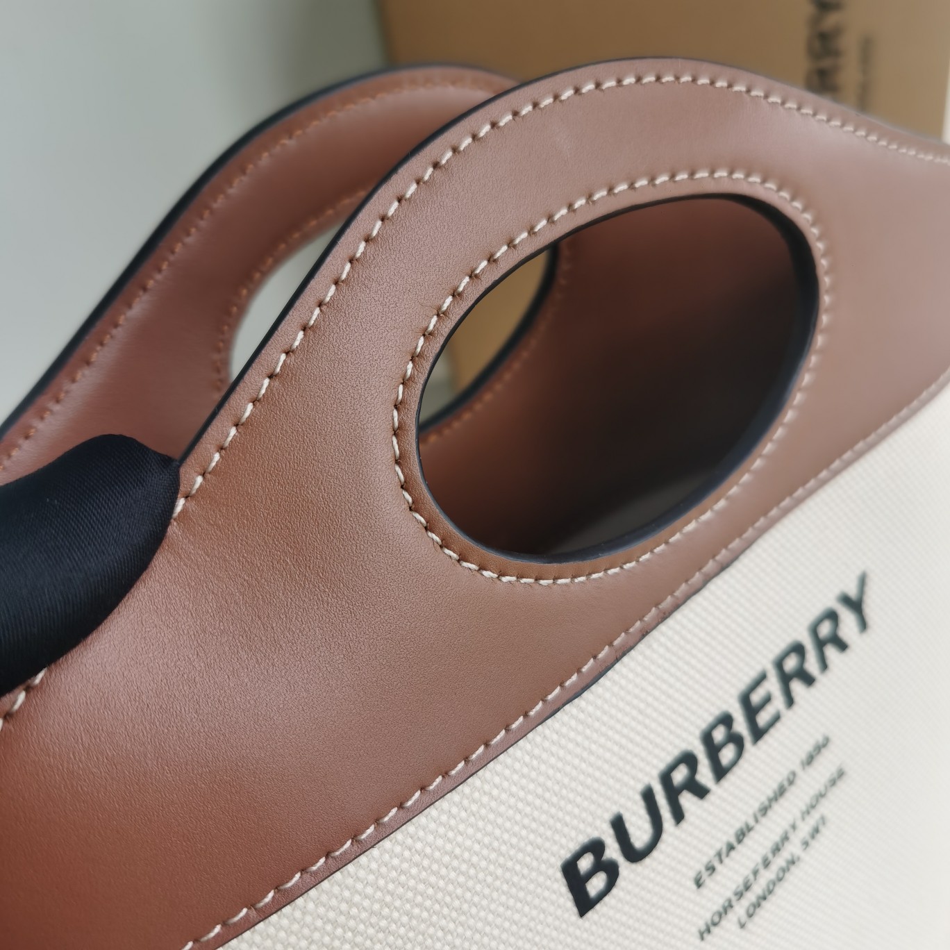 Burberry-bucket pocket