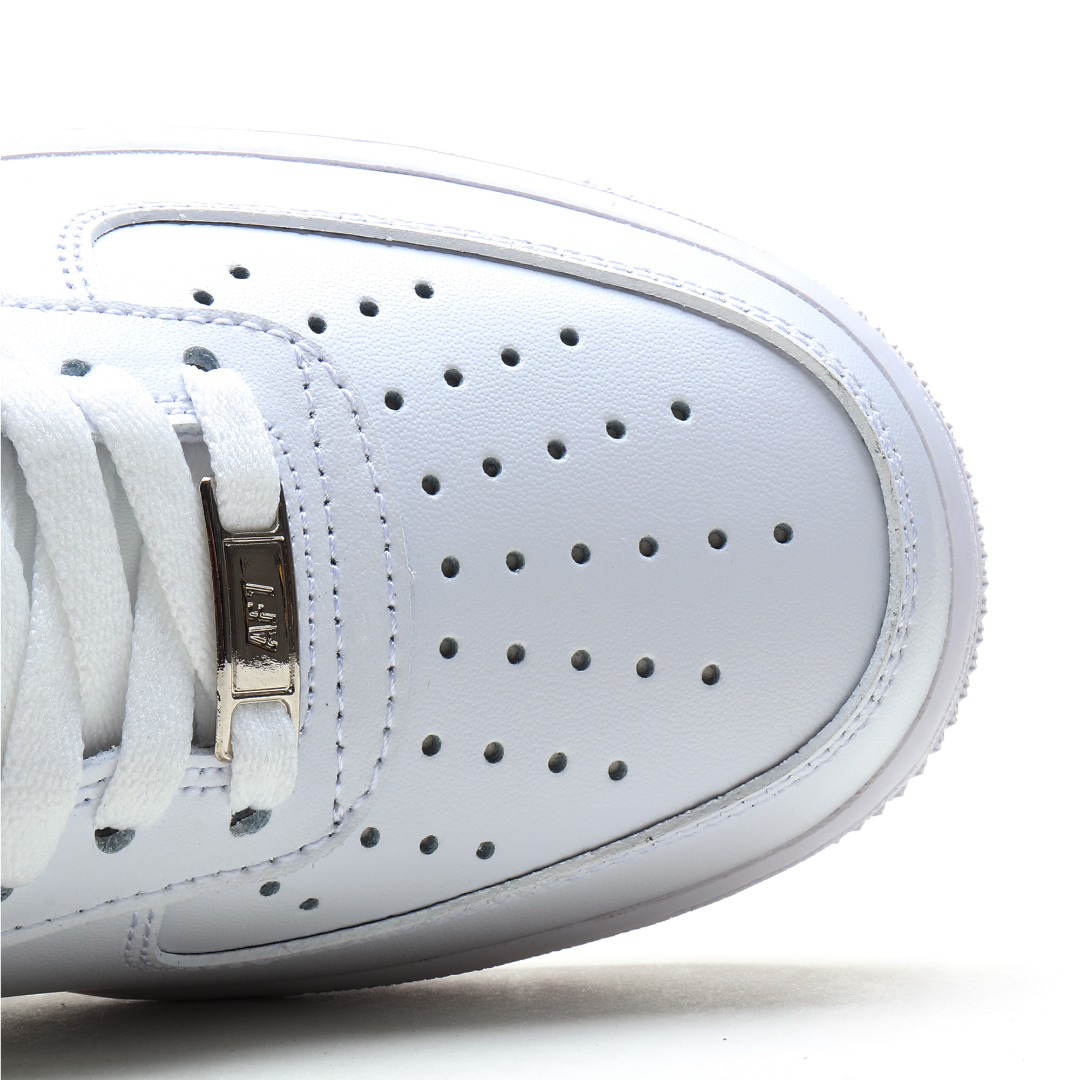 Nike-Air Force 1 ´ 07 Low Paired With Casual Sports Board Shoes