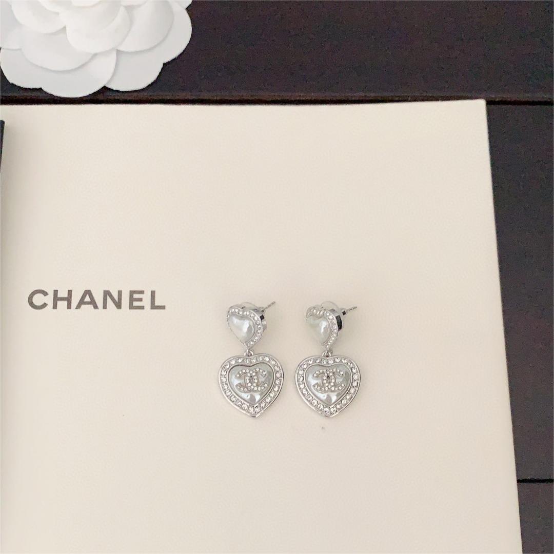 Chanel-White gold heart-shaped pearl earrings