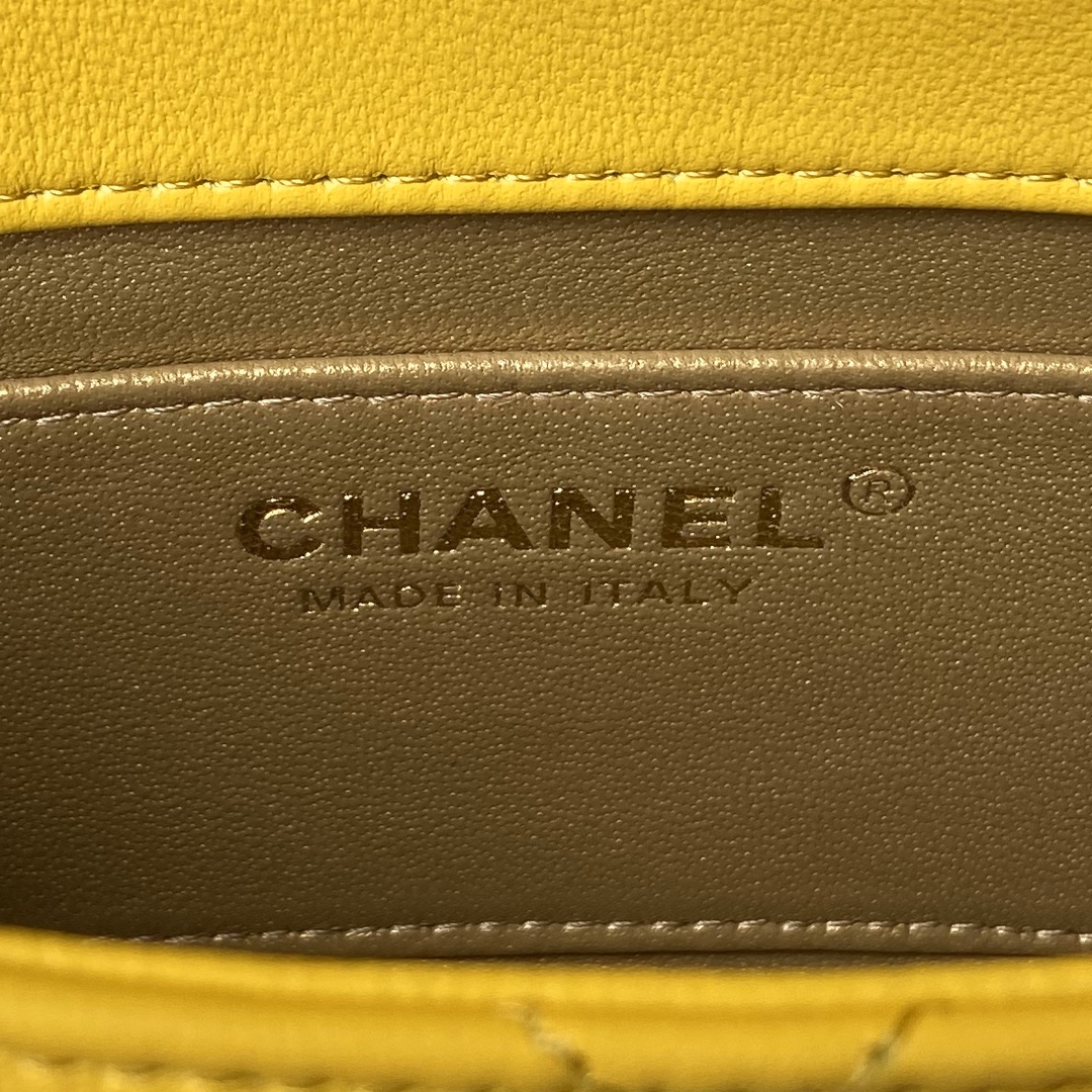 Chanel-Small cap bag with pearl like lambskin metal yellow