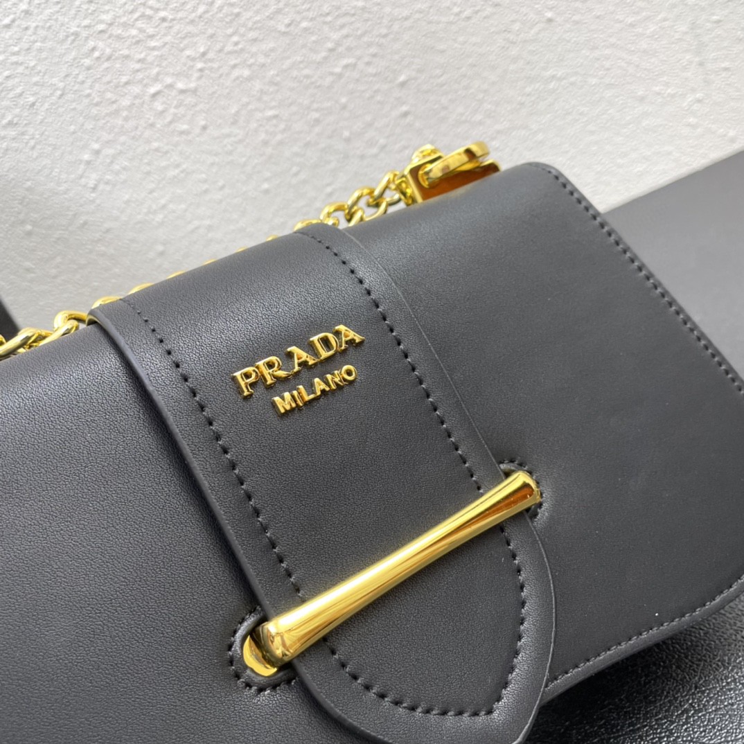 Prada-Cute tongue element chain crossbody bag