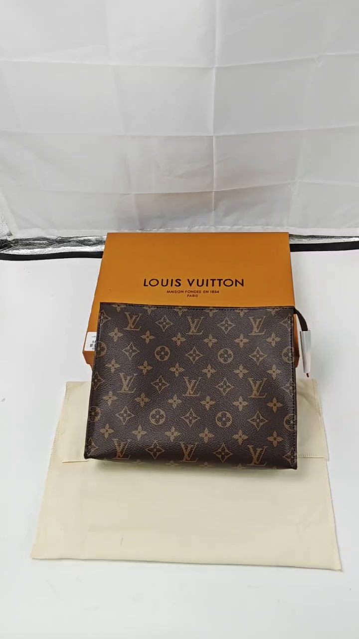 LOUIS VUITTON - LV Toiletry Pouch 26 Leather Clutch