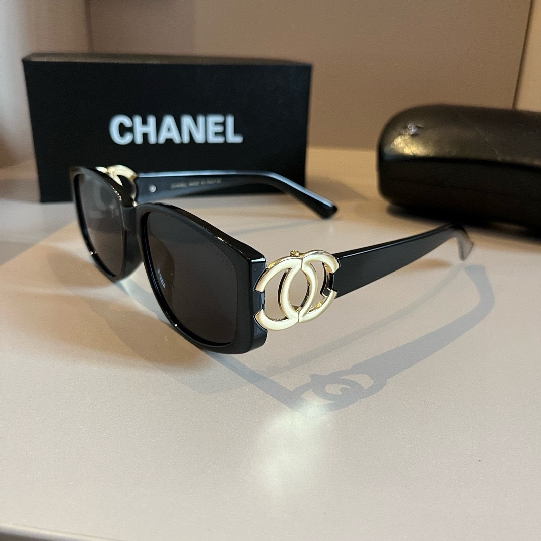 Chanel-Vintage sunglasses gold double logo Sunglasses