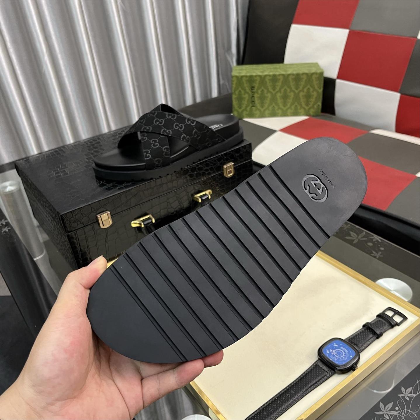 Gucci-Casual embossed cowhide sandals