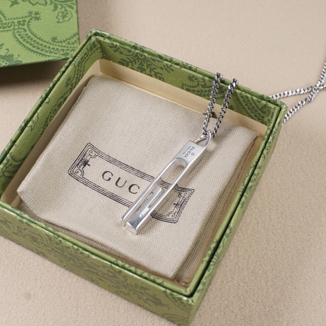 GUCCI-Rectangular G-shaped necklace with hollowed out bar shape