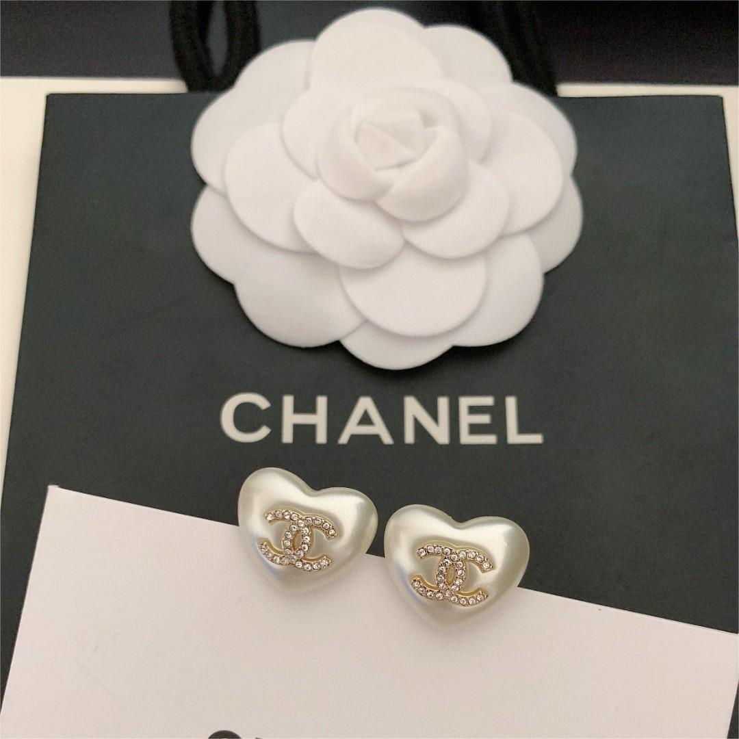 Chanel-White heart-shaped earrings