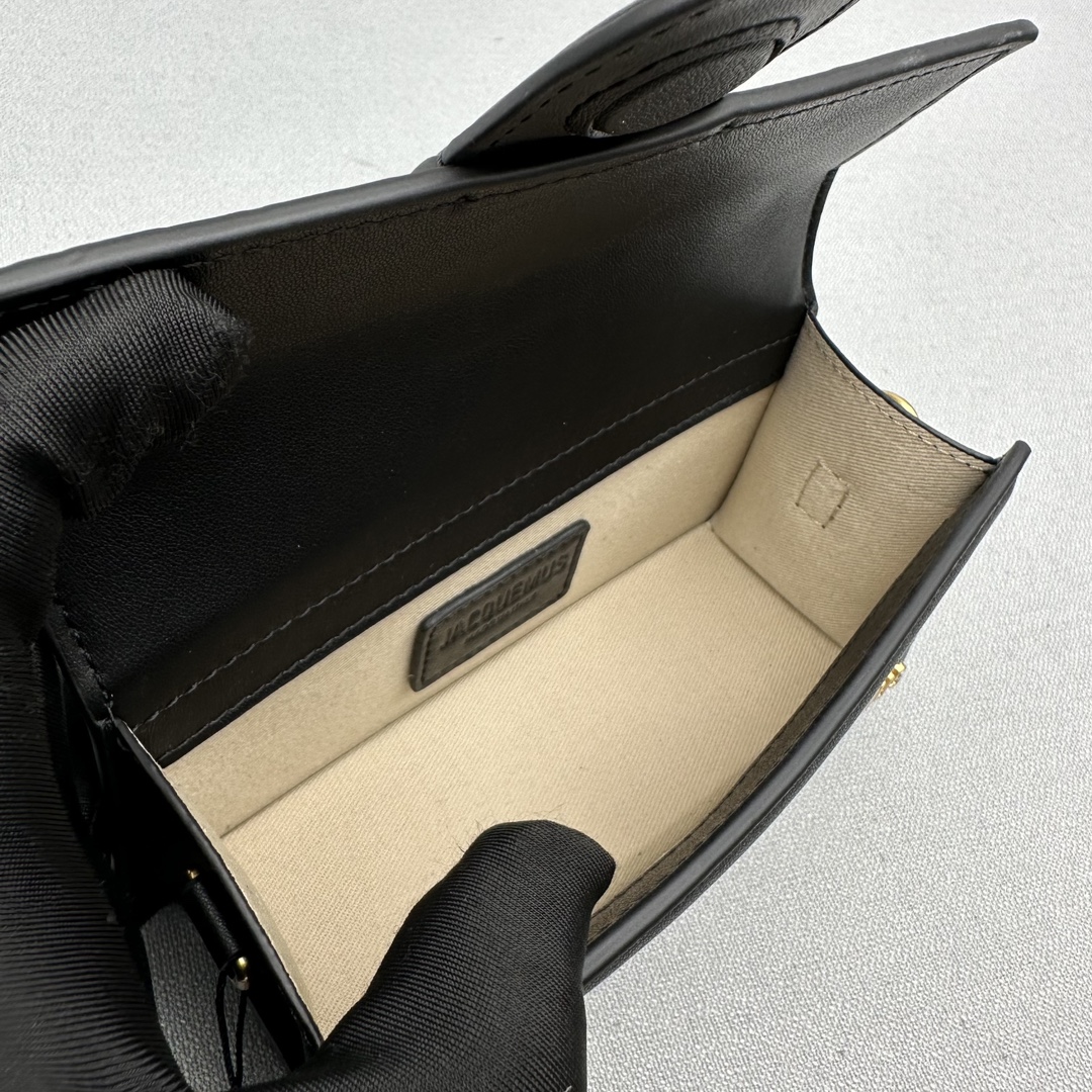 Jacquemus-Bamnino's new black crossbody bag