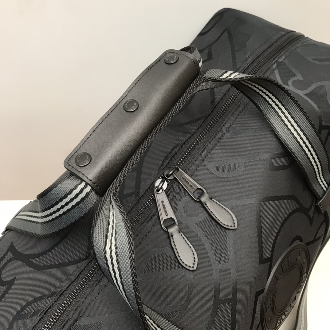 Burberry-Travel bag made of nylon waterproof material