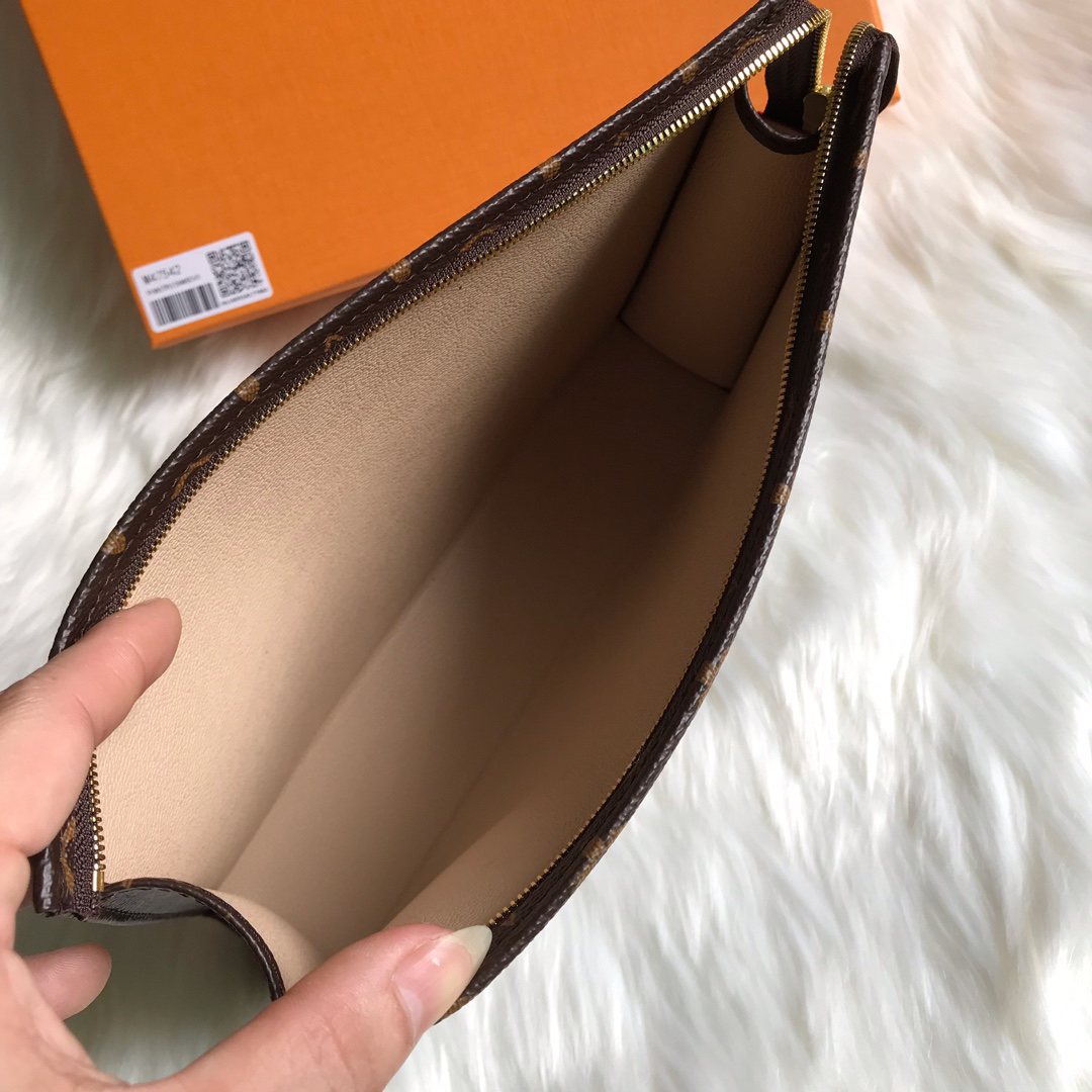 LOUIS VUITTON - LV Toiletry Pouch 26 Leather Clutch