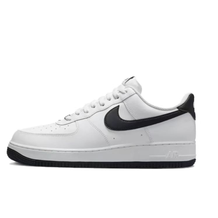 Nike-Air Force 1 ´ 07 Low Paired With Casual Sports Board Shoes