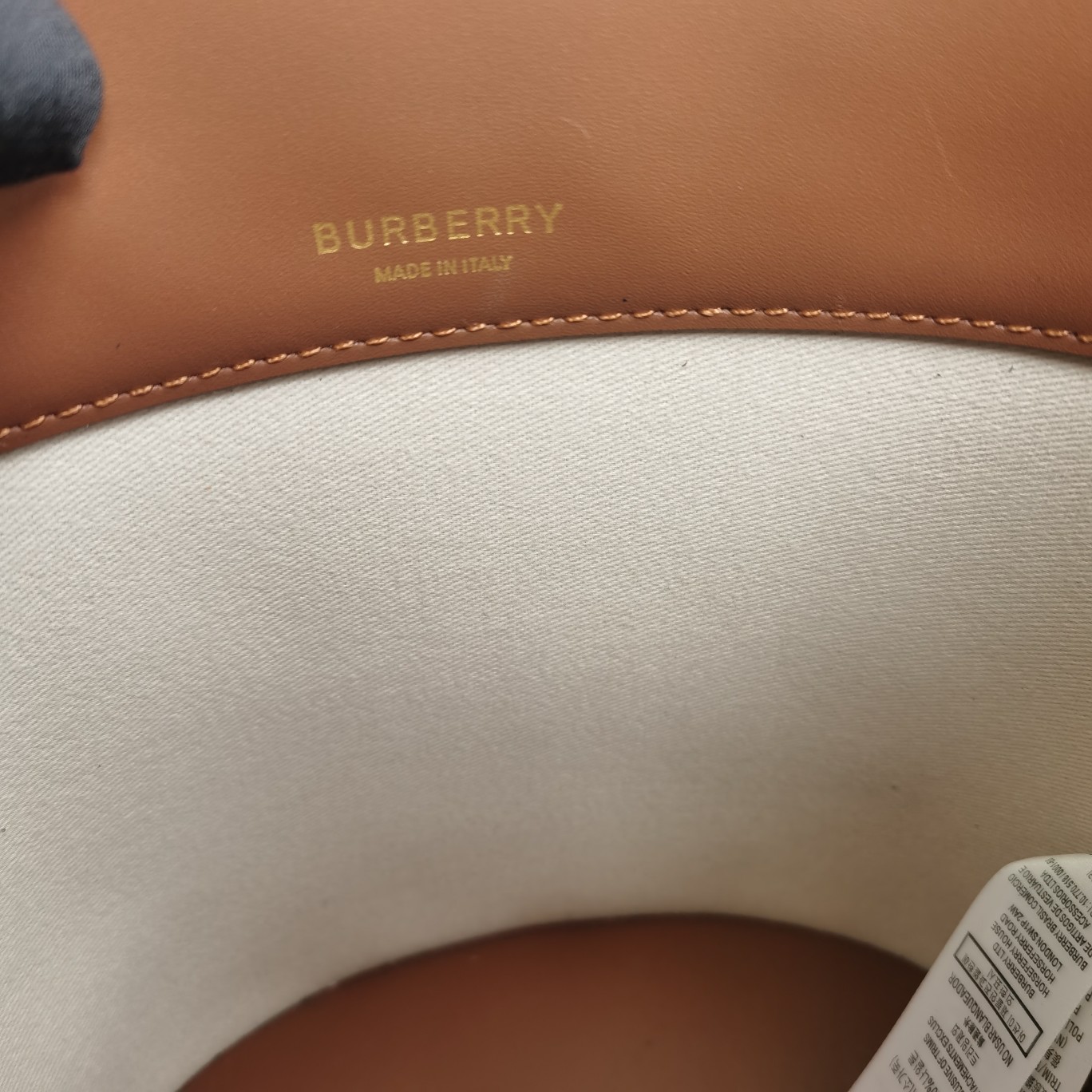 Burberry-bucket pocket