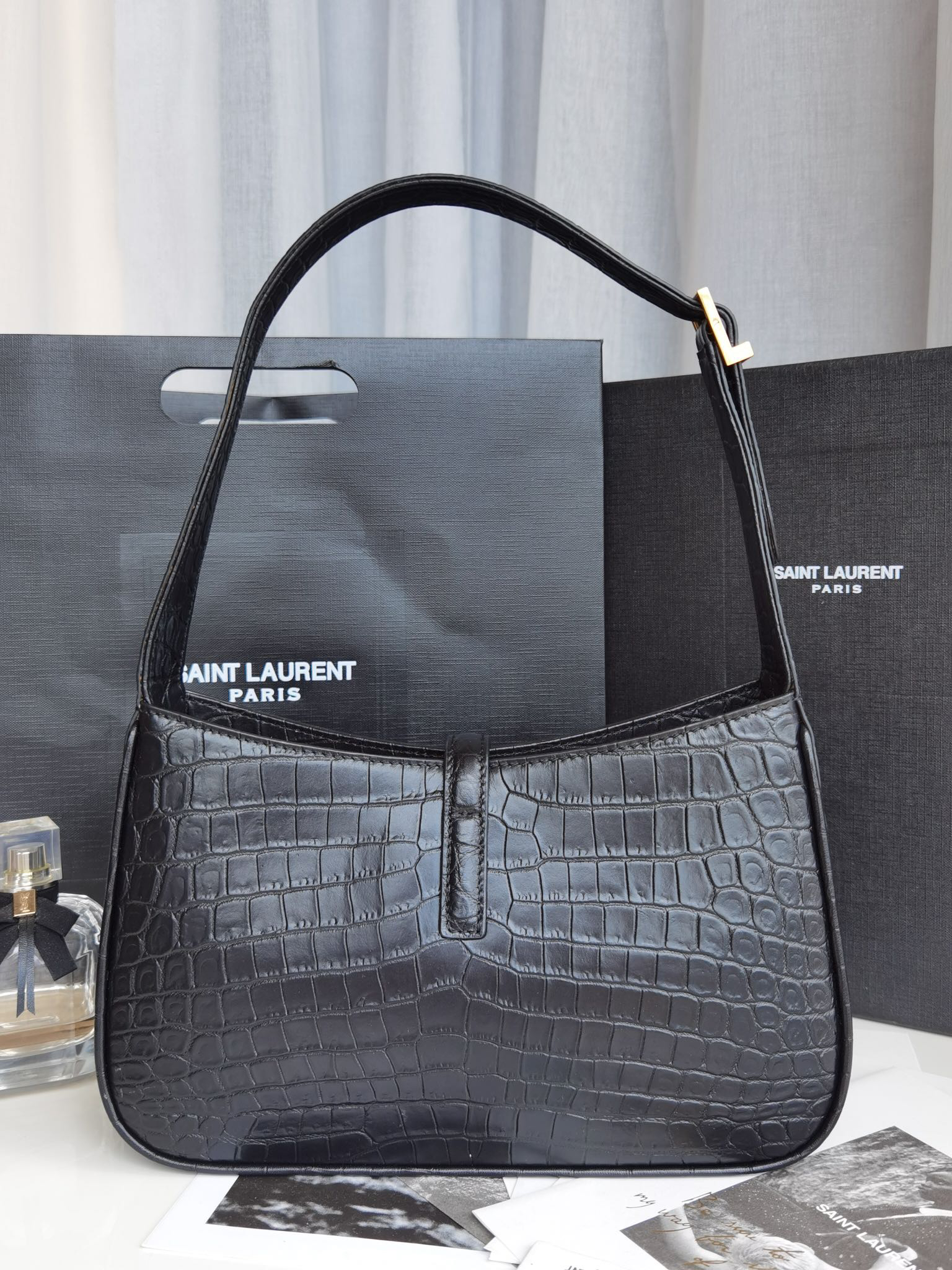 YSL - LE5A7 Black Hand Bag