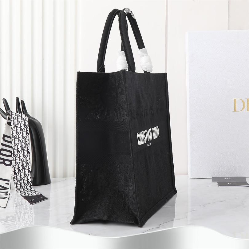 Dior-Book Tote lenvol des papillons dévoile nos désirs aux étoiles