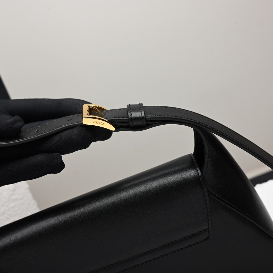 Prada-Baguette