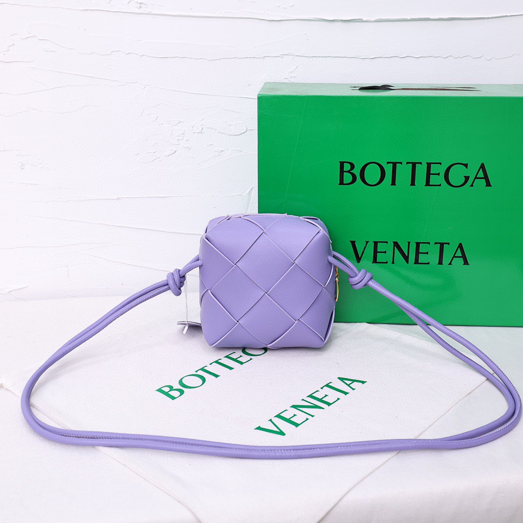 BV-Mini Introccio woven leather crossbody bag
