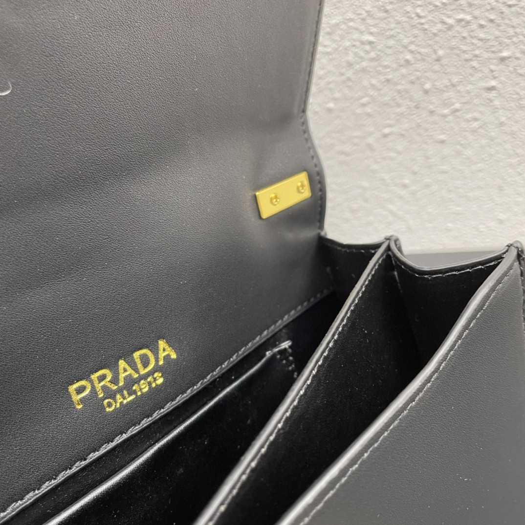 Prada-Cute tongue element chain crossbody bag