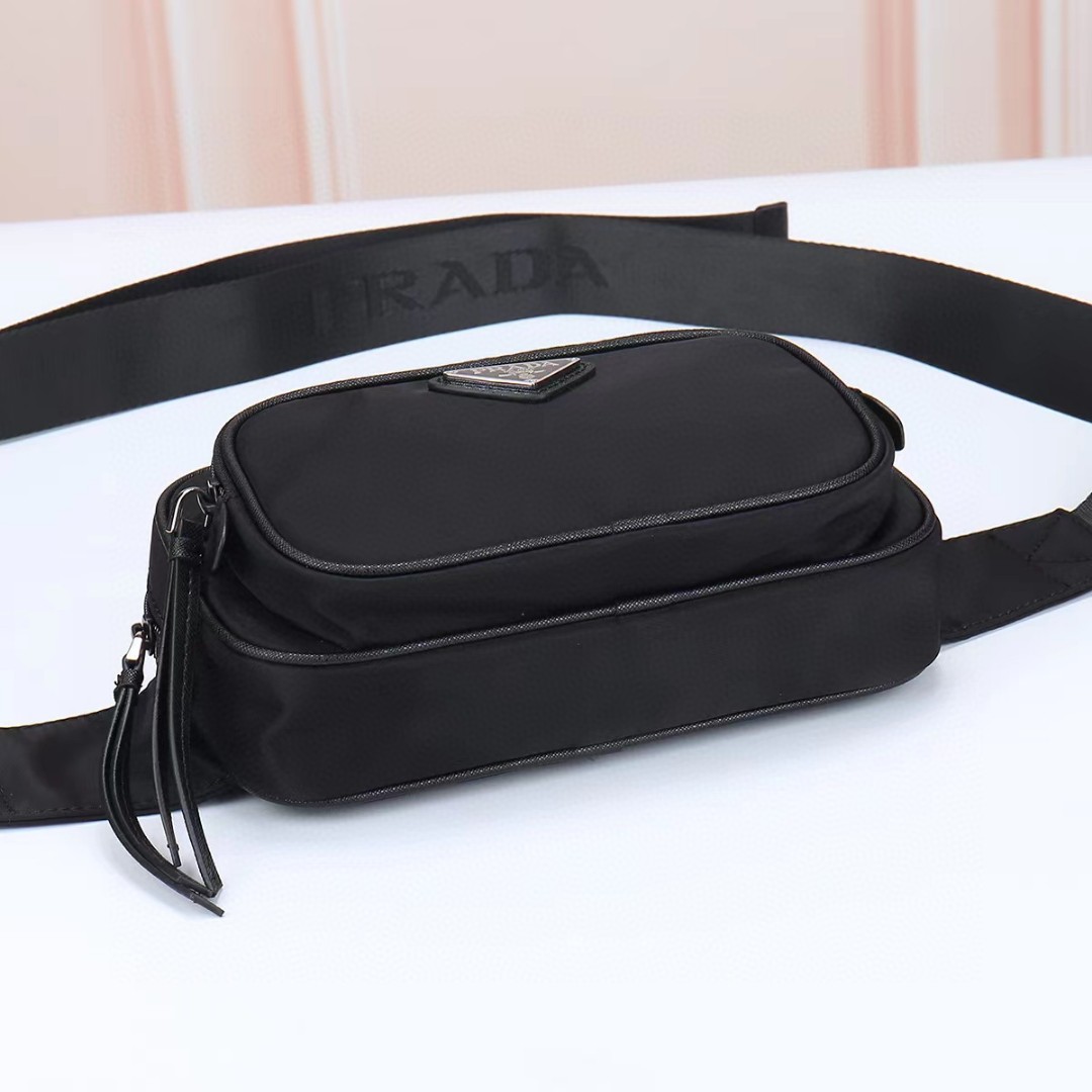 Prada-Fashionable and versatile fabric and leather waist bag