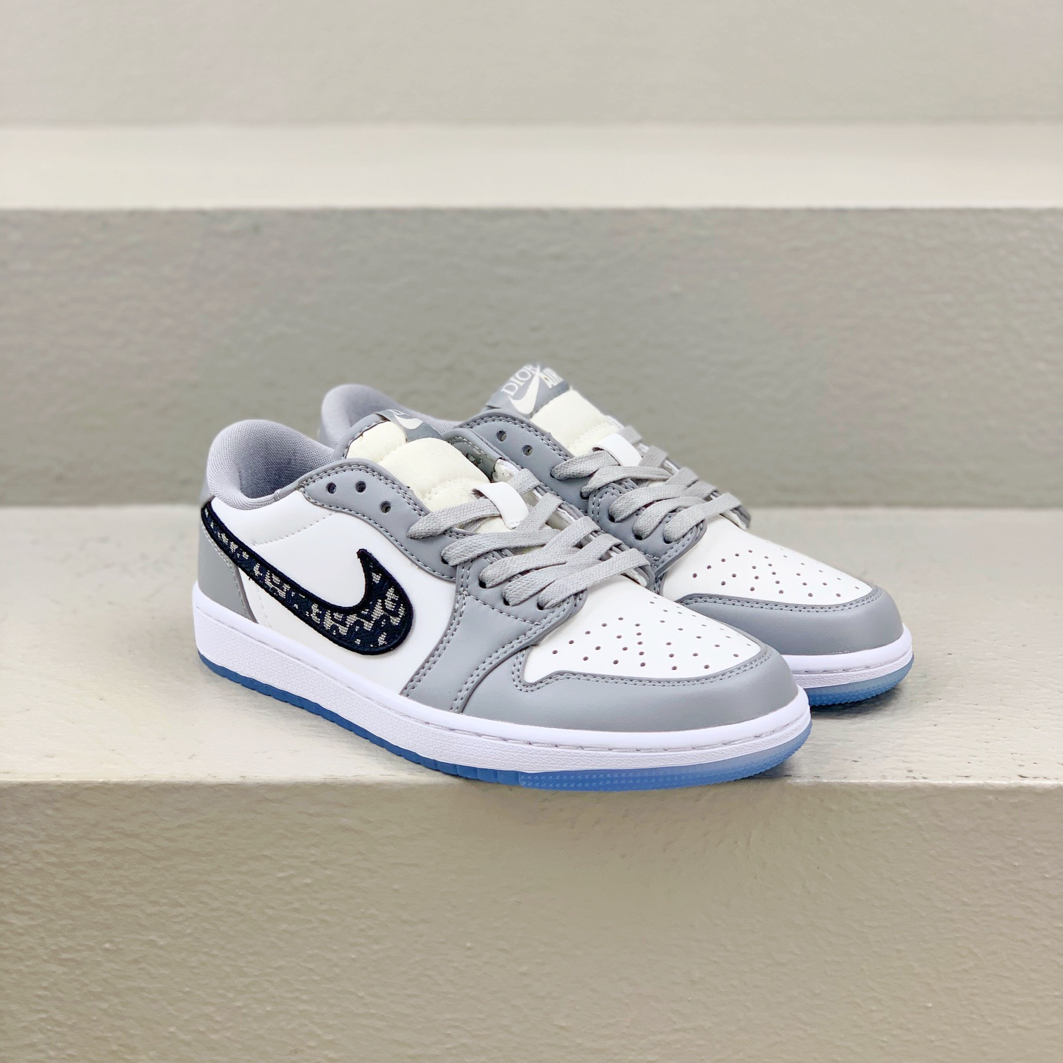 DIOR x Jordan Air Jordan 1 - White and Grey Retro Basketball Shoes