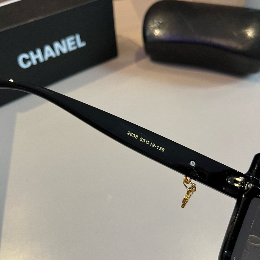 Chanel-Pendant logo Sunglasses