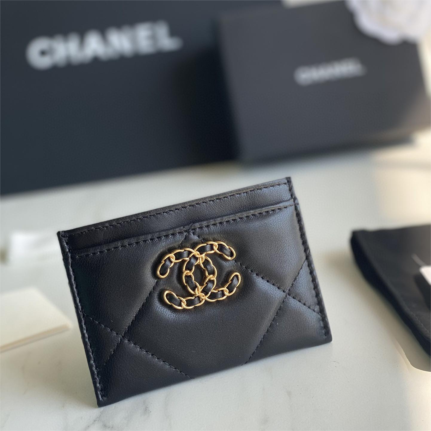 Chanel-19 series card holder with a nostalgic and retro style