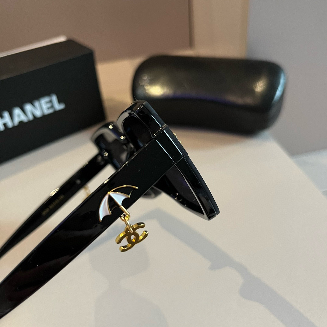 Chanel-Pendant logo Sunglasses