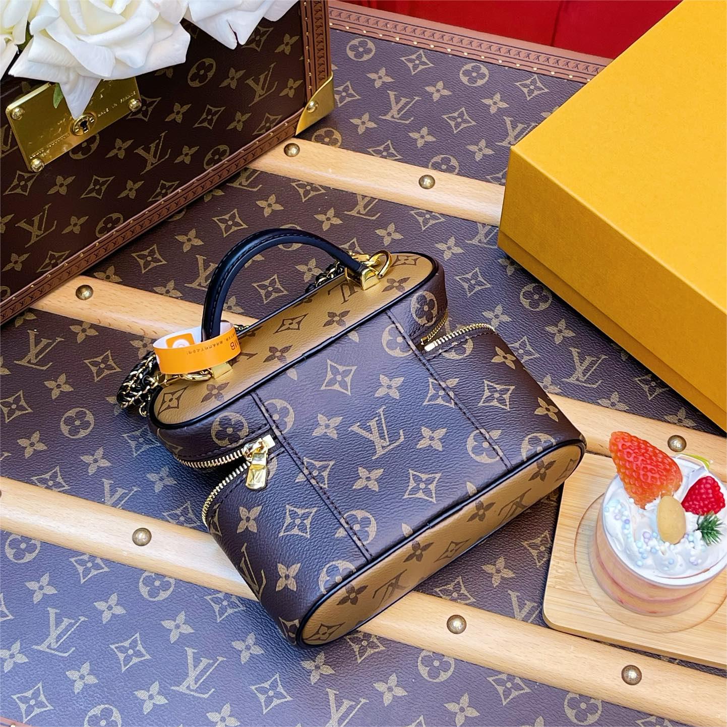 LV-vanity chain pouch