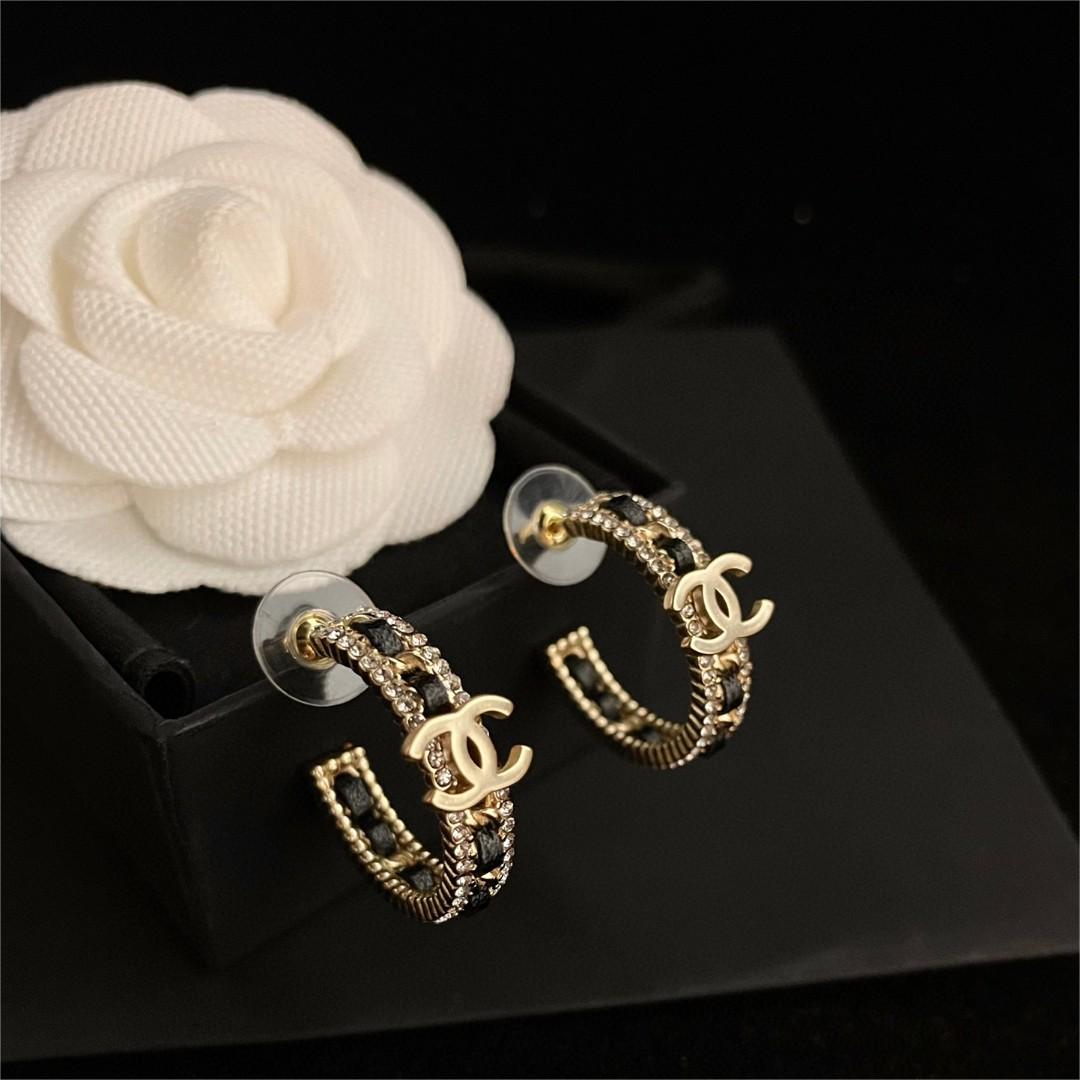 Chanel-Black leather earrings made of brass material
