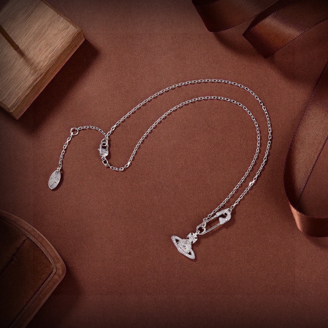 Vivienne Westwood- pearl necklace