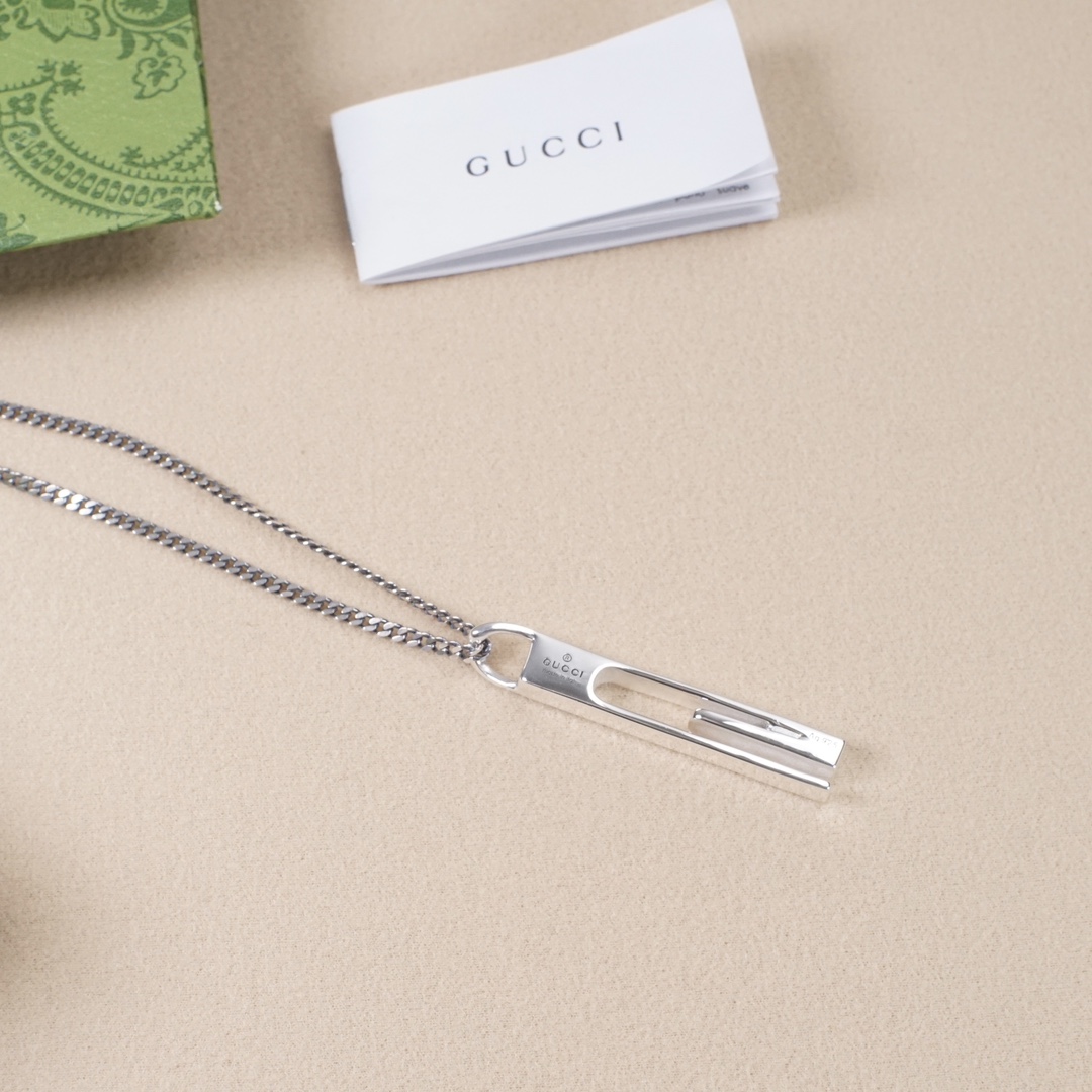 GUCCI-Rectangular G-shaped necklace with hollowed out bar shape