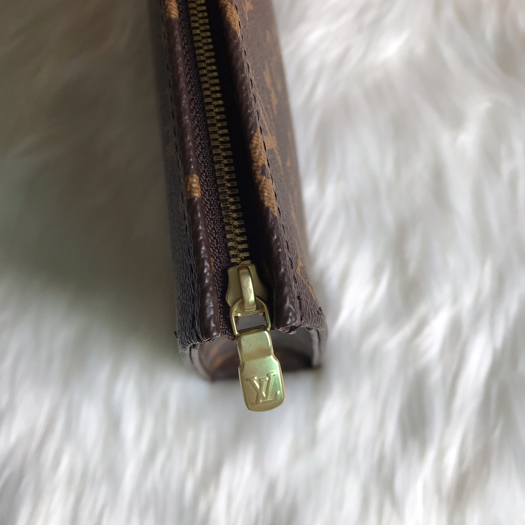 LOUIS VUITTON - LV Toiletry Pouch 26 Leather Clutch